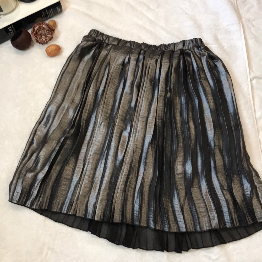 Cute satin skirt.